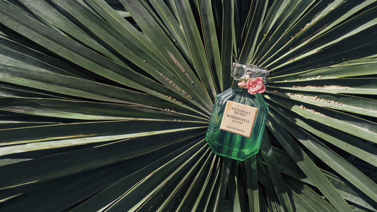 Parfumul perfect al verii tale este noul Bombshell Escape de la Victoria’s Secret 