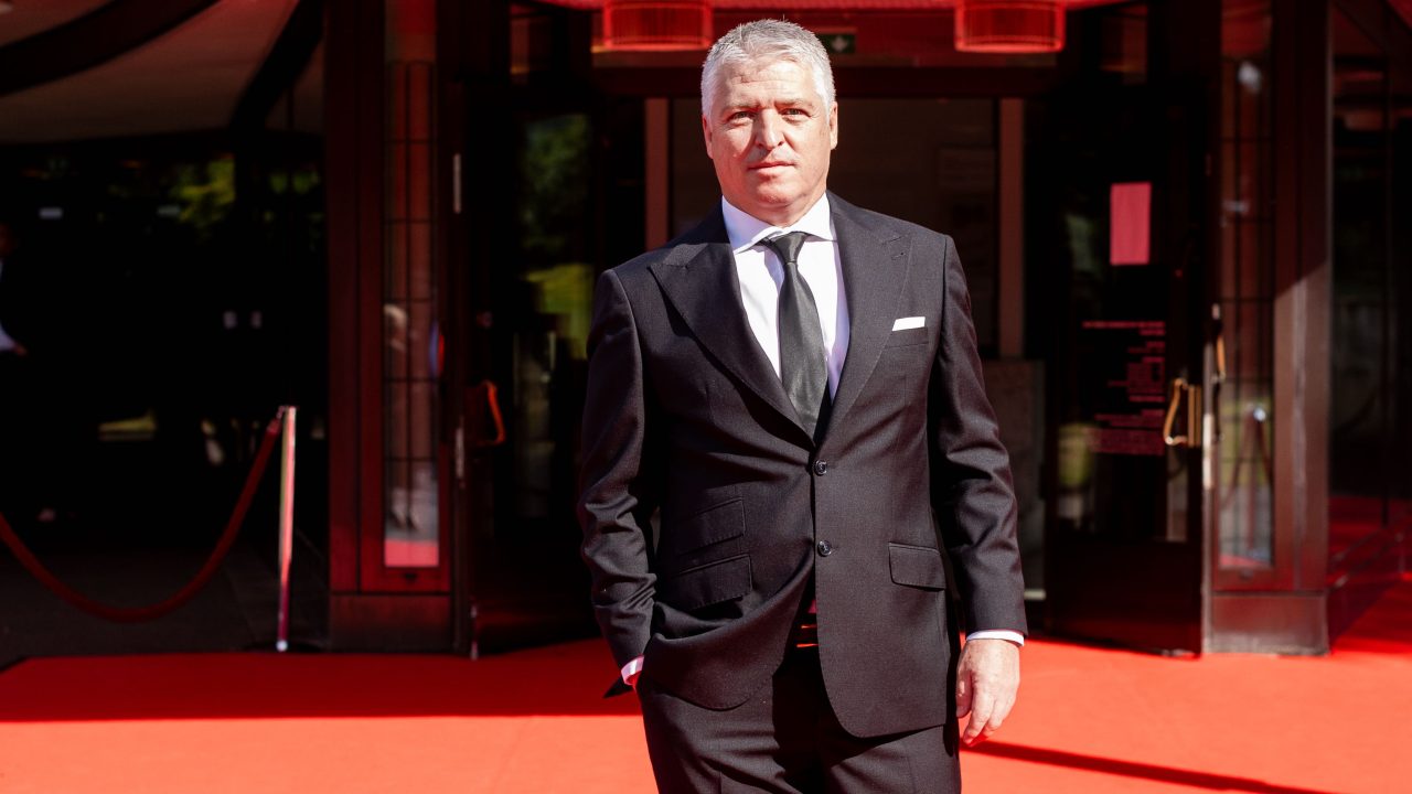 O ușă creată în România, premiată la “Oscarurile Designului Mondial”: VERSATIKA, ușa ultra-customizabilă 100% made in Romania a primit prestigioasa distincție RED DOT