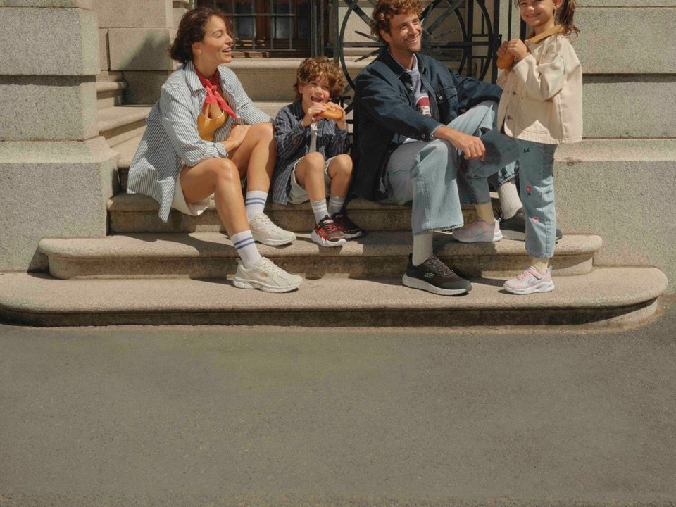 Tendinte si confort pentru viata de zi cu zi: sneakersii Skechers la preturi accesibile pentru intreaga familie